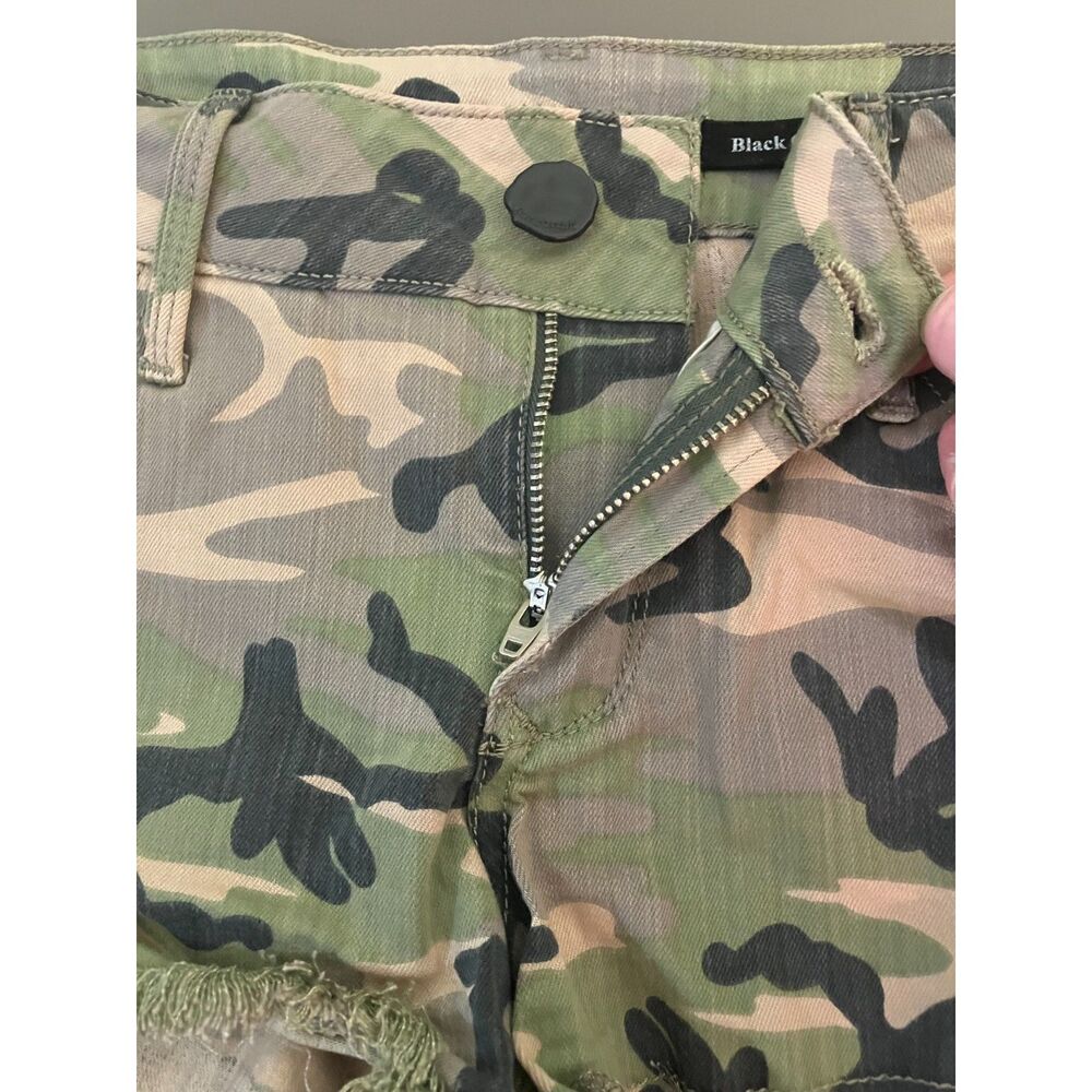 Black Orchid Los Angeles low rise camo distressed cut off shorts - Picture 9 of 13